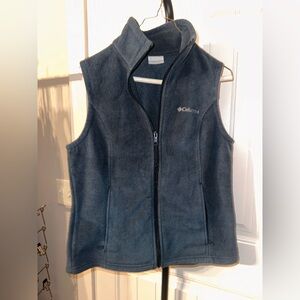 Columbia Size Medium Women’s Blue Fleece Full
Zip Vest